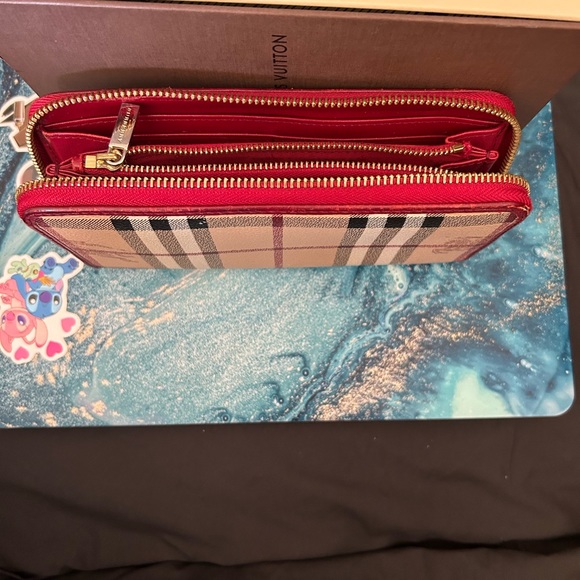 ❌❌ NOT AVAILABLE ❌❌ Beautiful Burberry Zippy Wallet - Picture 5 of 9
